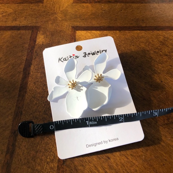 White Boho Daisy Petals Flower - Picture 4 of 4